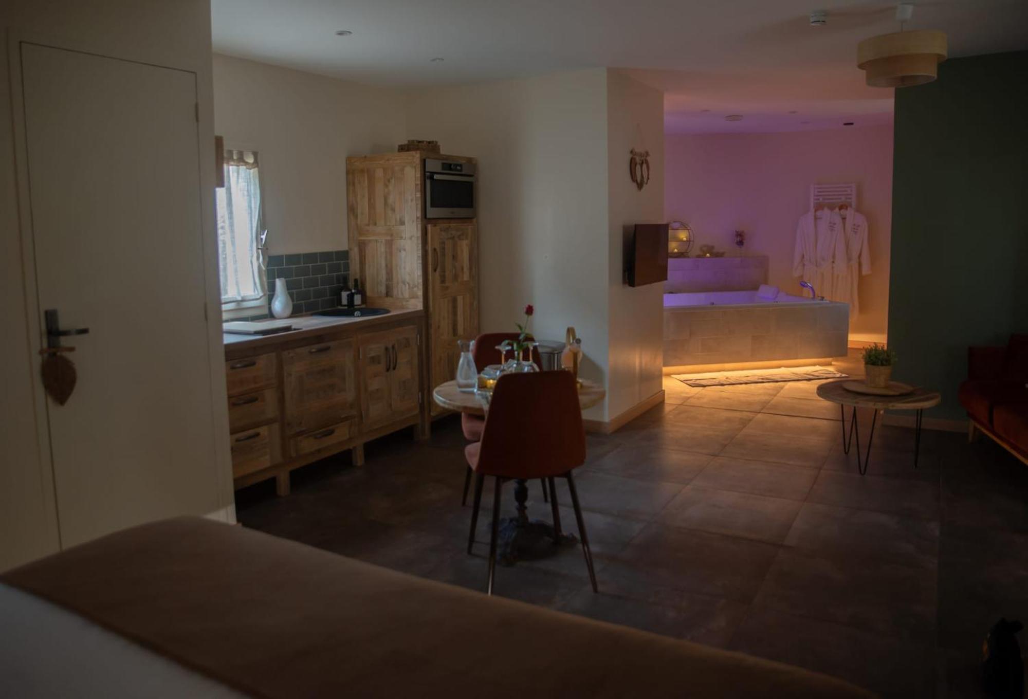 Le Mas Aux Amoureux , Suite Romantique Et Spa 乐巴凯尔斯 外观 照片