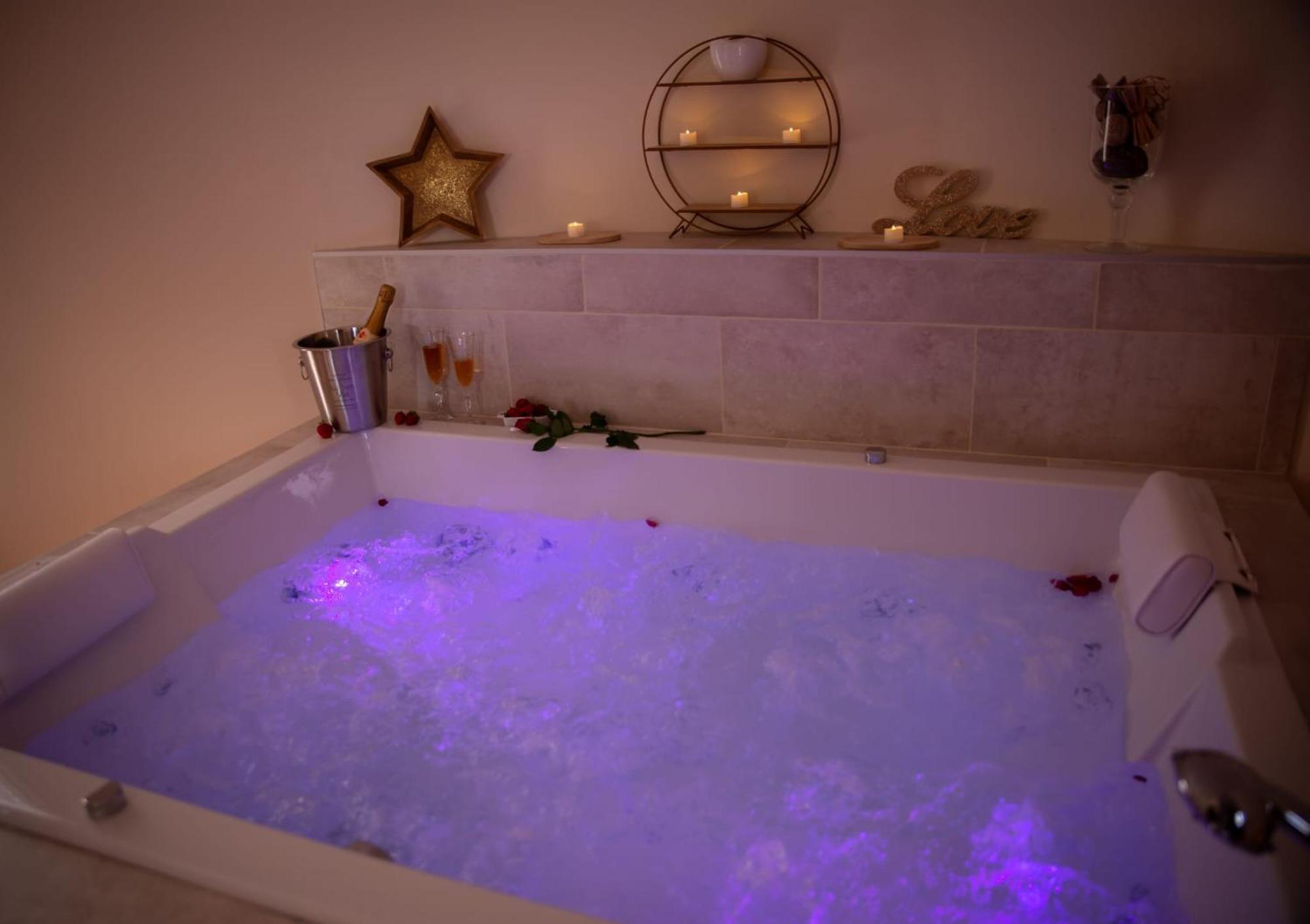 Le Mas Aux Amoureux , Suite Romantique Et Spa 乐巴凯尔斯 外观 照片