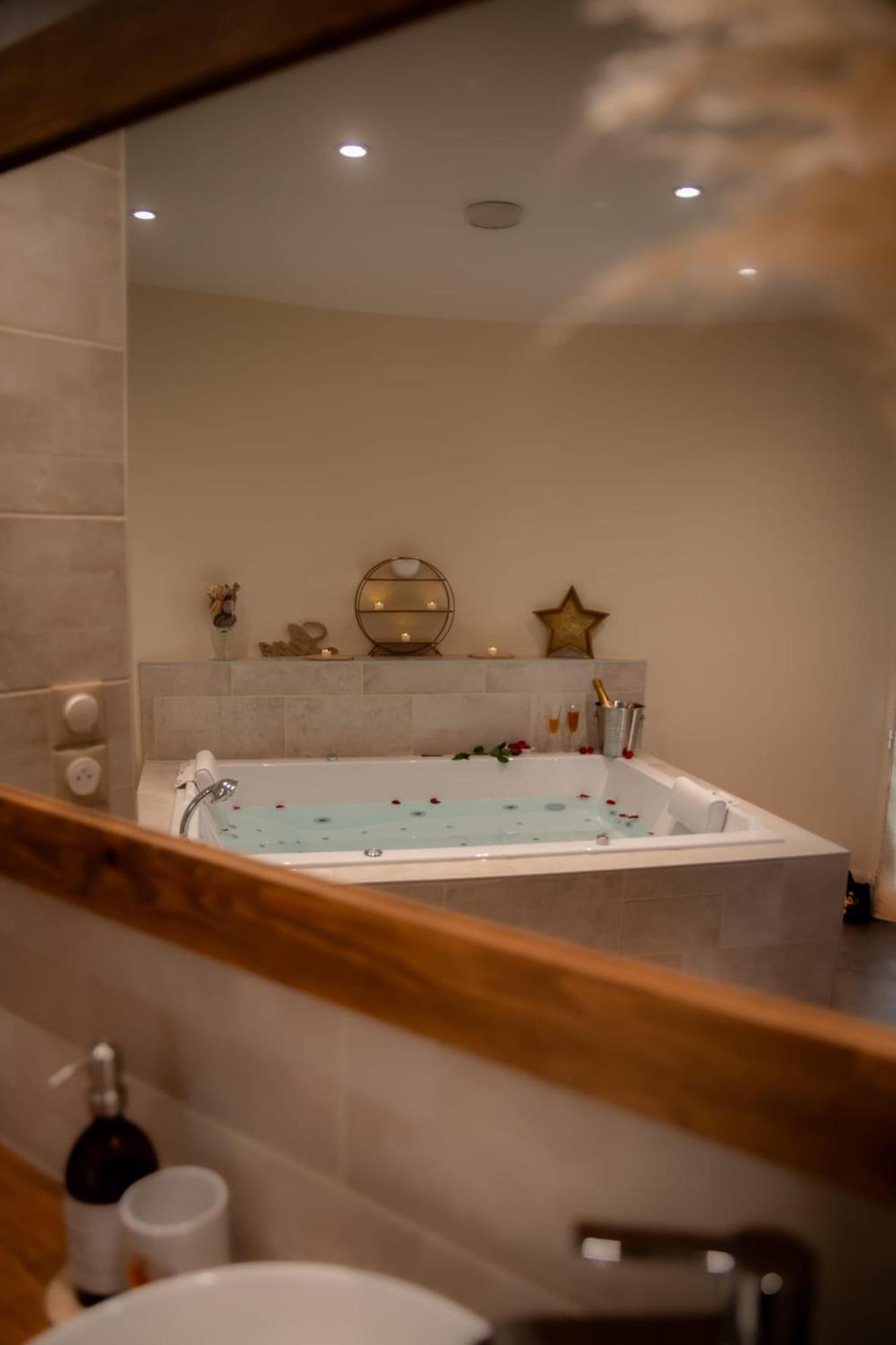 Le Mas Aux Amoureux , Suite Romantique Et Spa 乐巴凯尔斯 外观 照片